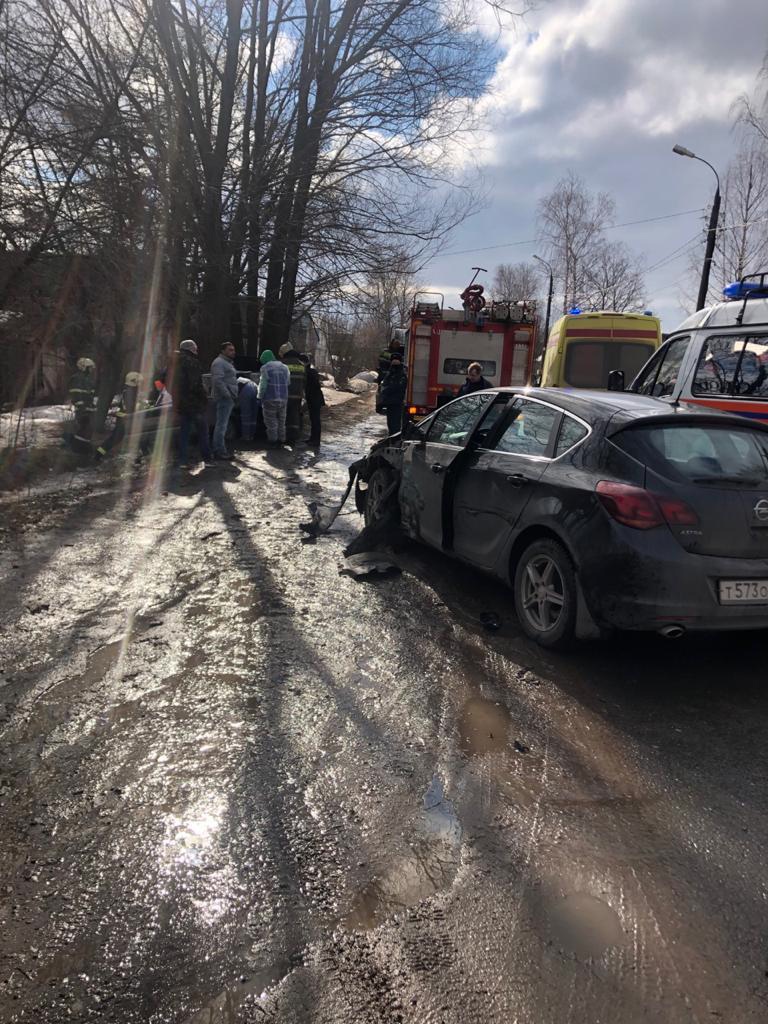 В Твери водитель «Жигулей» врезался в дерево от удара об «Опель» | ТОП  Тверь новости