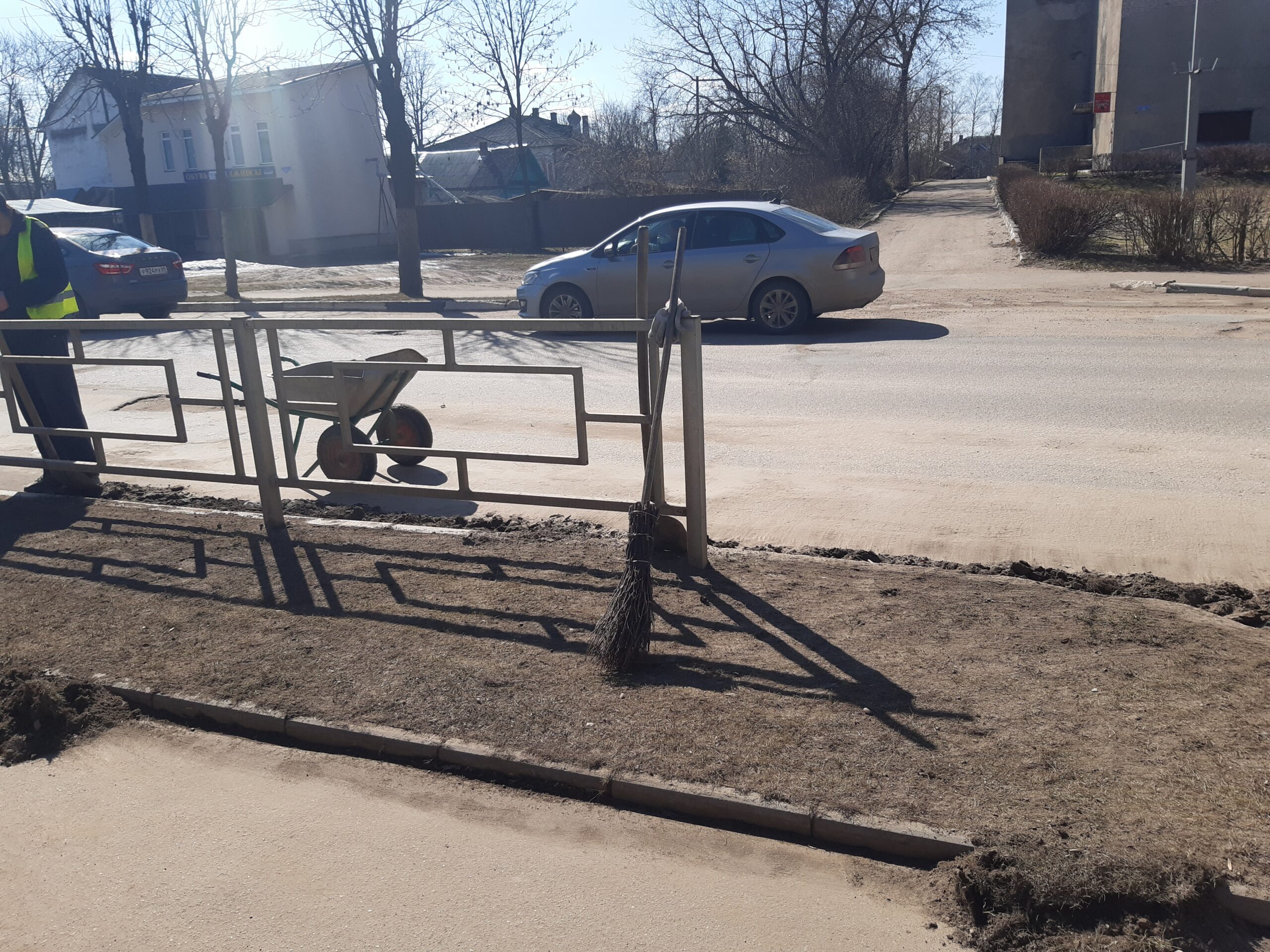 Генеральную уборку улиц после зимы начали в Торопце