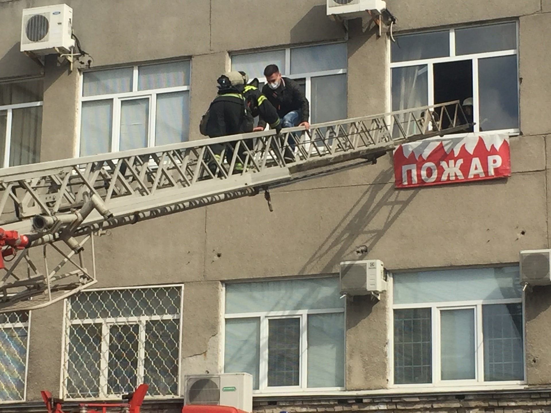 Имитация тушения пожара и эвакуация людей из здания – Почта России провела пожарно-тактические учения в Твери