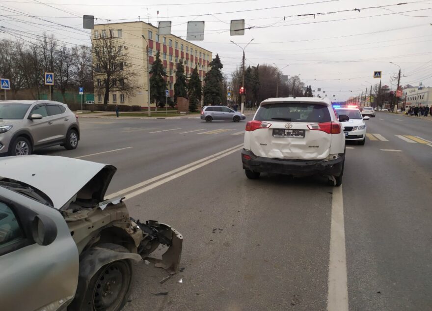 У "Рубина" в Твери столкнулись три машины: видео с места ДТП У "Рубина" в Твери столкнулись три машины: видео с места ДТП
