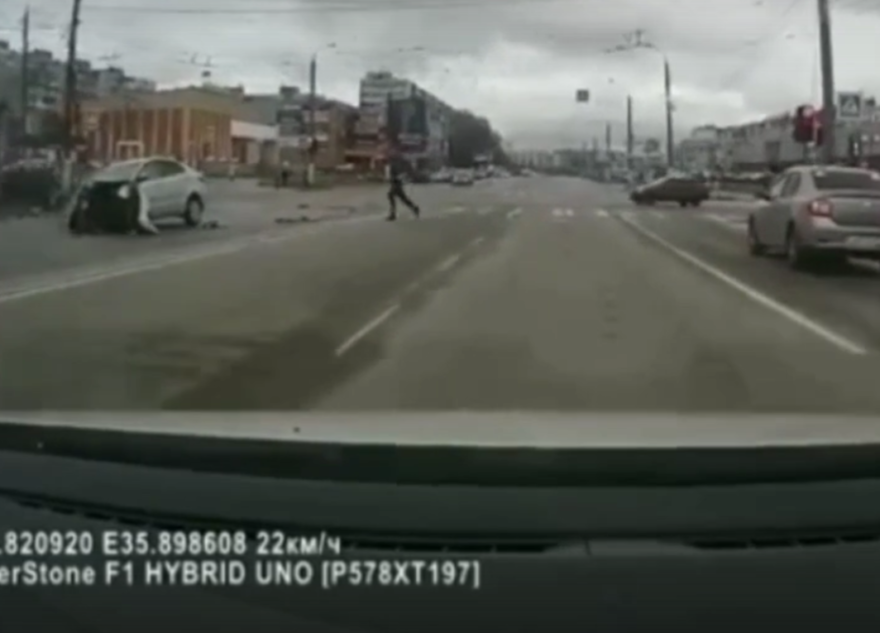 Появилось видео момента серьёзного ДТП на улице Можайского в Твери Появилось видео момента серьёзного ДТП на улице Можайского в Твери