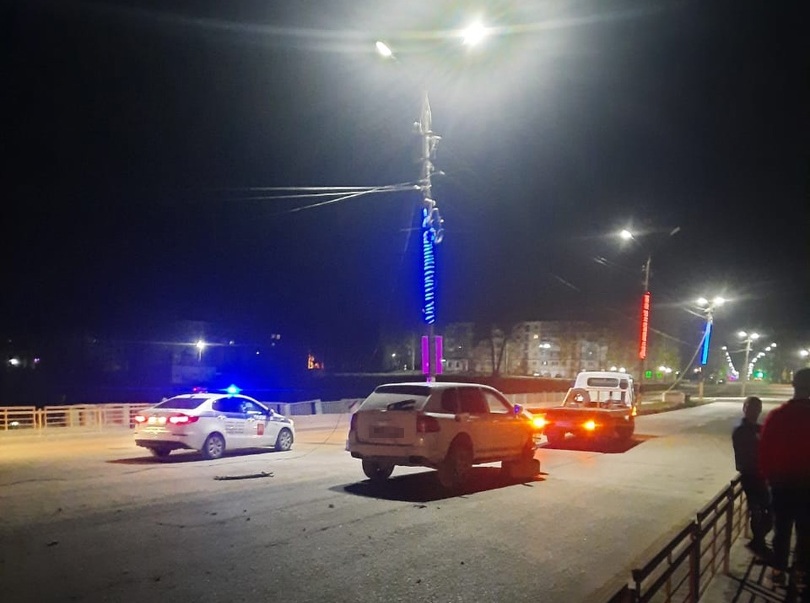 Porsche Cayenne протаранил столб в Тверской области