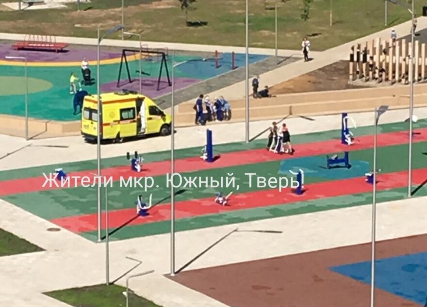 В сквере Твери на ребёнка упал тренажёр и придавил его В сквере Твери на ребёнка упал тренажёр и придавил его