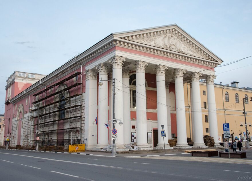 В Твери начались ремонтные работы на здании драматического театра В Твери начались ремонтные работы на здании драматического театра