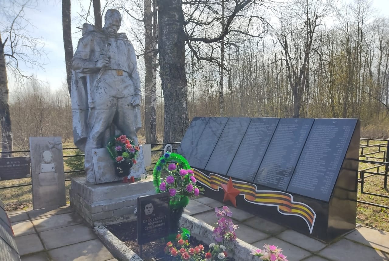В Оленинском муниципальном округе навели порядок на братской могиле