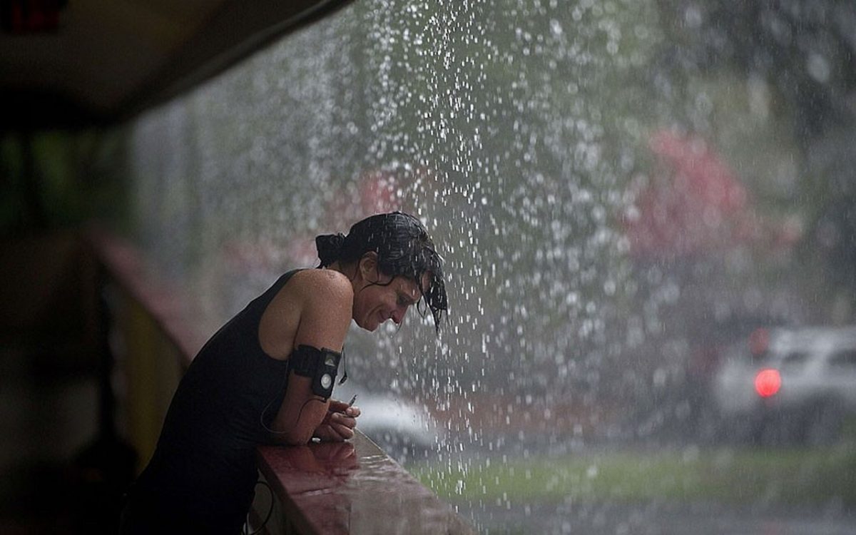 Дождь. Женщина под дождем. Девушка дождь. Летний ливень.