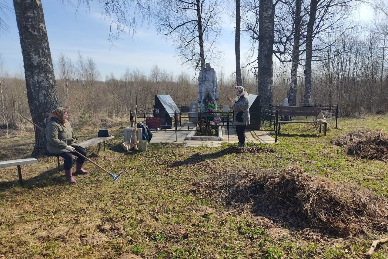 В Оленинском муниципальном округе навели порядок на братской могиле