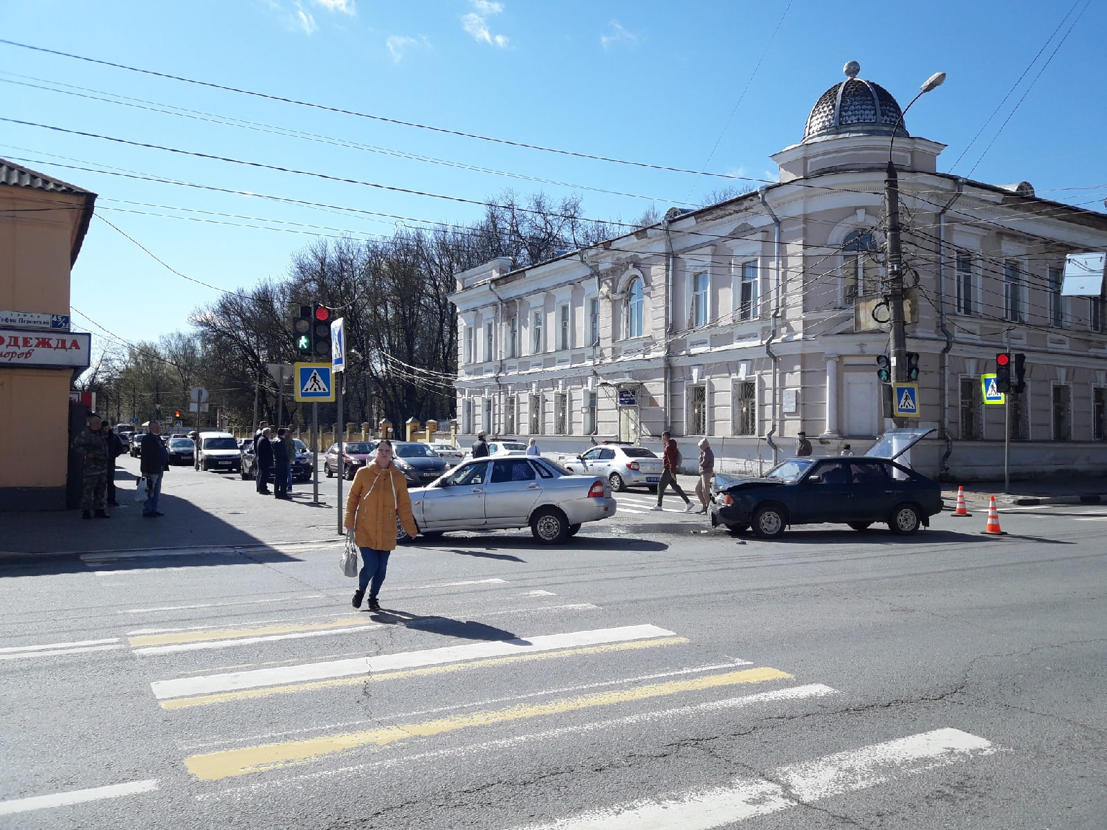 Две машины перекрыли улицу в Твери после аварии