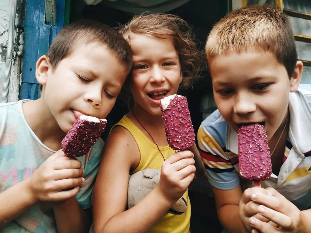 Вкусно ест мороженое. Ребенок с мороженым. Дети едят мороженое. Семья ест мороженое. Люблю мороженое.