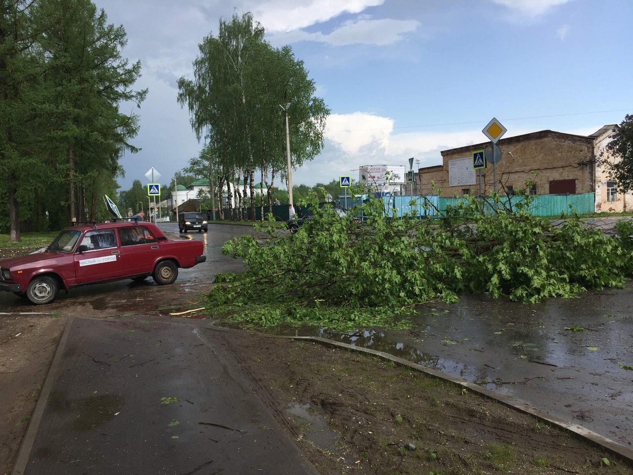 Страшная буря в Тверской области бросала на машины бетонные столбы