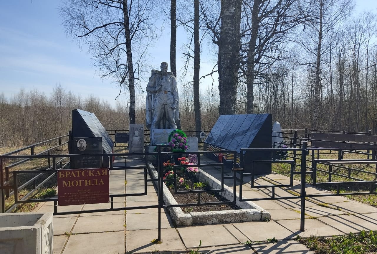 В Оленинском муниципальном округе навели порядок на братской могиле