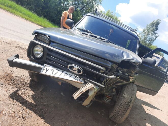 Перепутала педали: в Тверской области «Шевроле Нива» врезалась в автопоезд