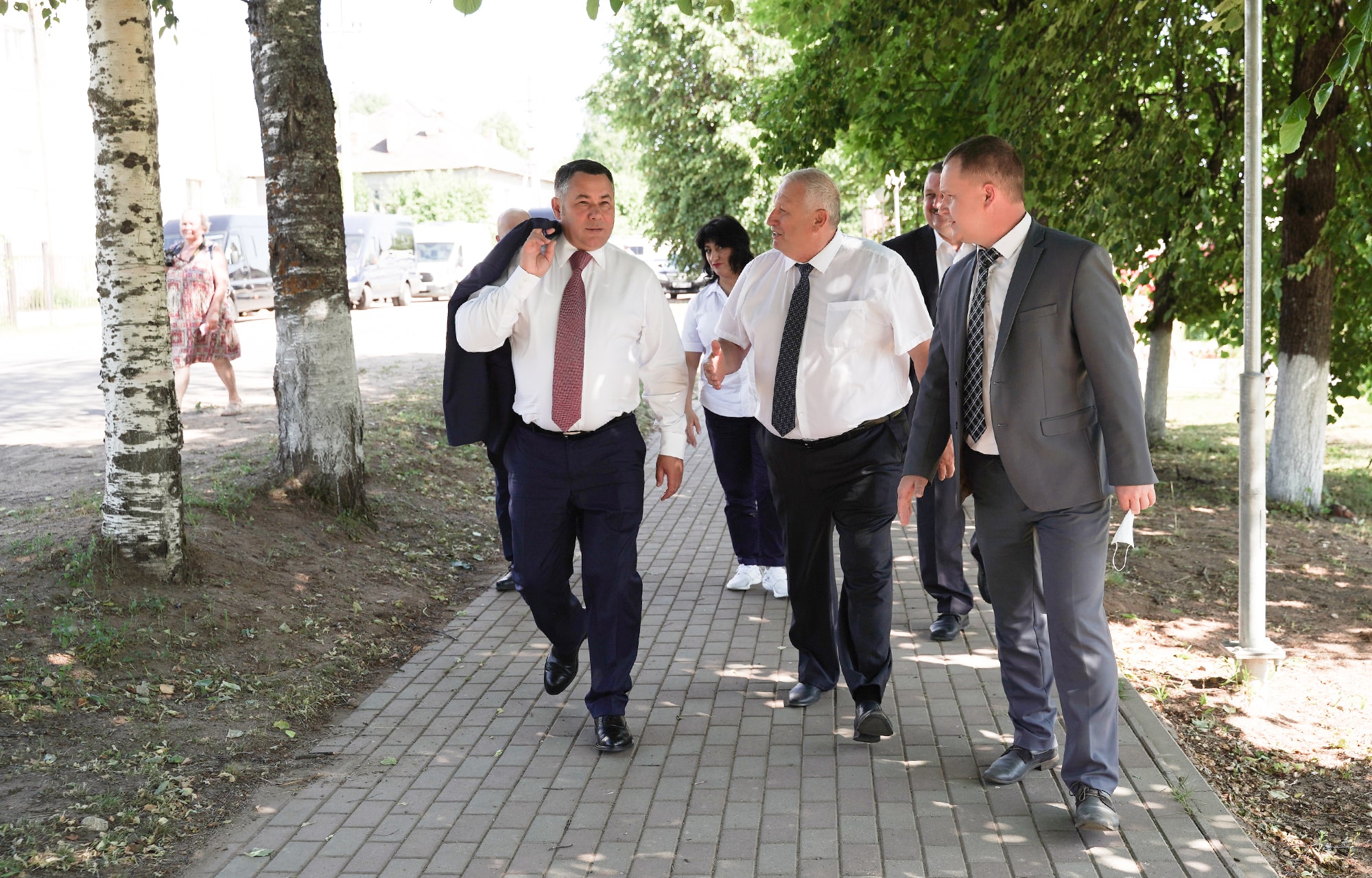 Игорь Руденя проинспектировал благоустройство сквера в Андреаполе