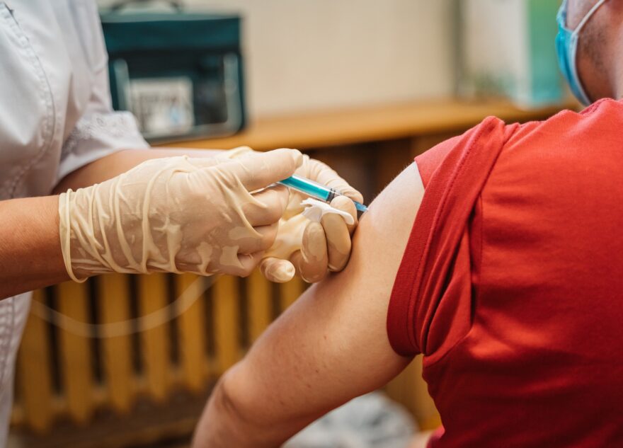 На тысячу больше: в Тверской области за сутки вакцинировались 5100 человек На тысячу больше: в Тверской области за сутки вакцинировались 5100 человек