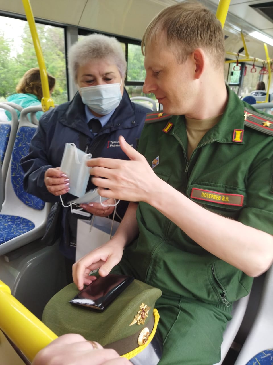 В общественном транспорте Твери опять начали раздавать защитные маски