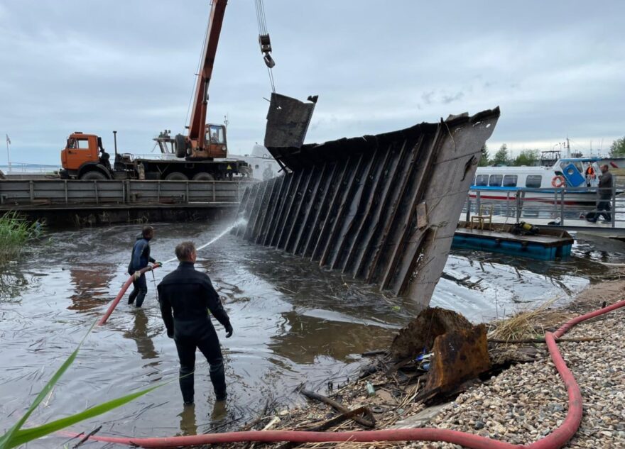 Тверские водолазы достали из озера 35-метровую затонувшую баржу Тверские водолазы достали из озера 35-метровую затонувшую баржу