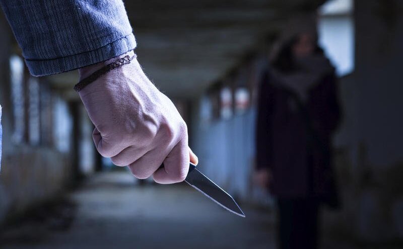 В Твери сосед спас женщину, которую пришёл убивать её муж В Твери сосед спас женщину, которую пришёл убивать её муж