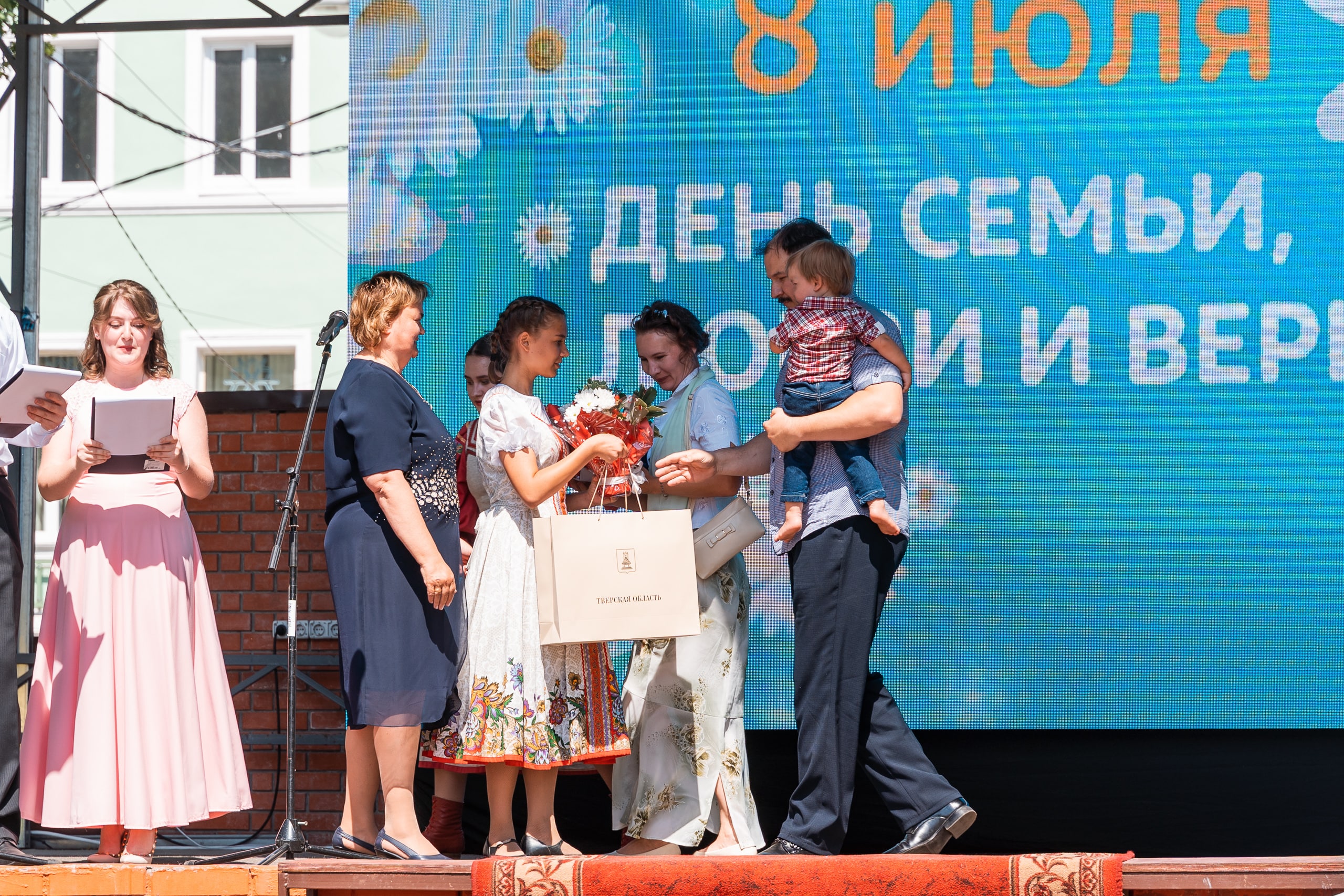 19 супружеским парам Тверской области вручили медали «За любовь и верность»
