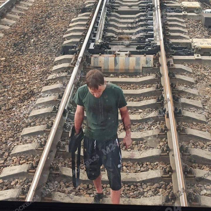 Мужчина встал на железнодорожных путях под Тверью и не давал проехать поездам