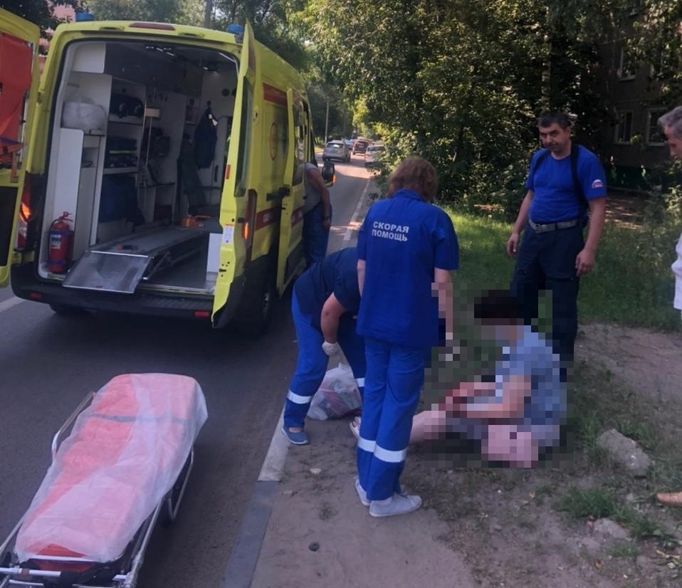Женщина попала под колёса машины в Твери