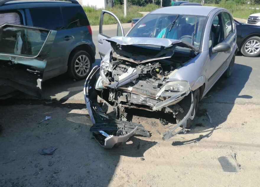 Пожилой водитель пострадал в столкновении двух иномарок в Тверской области Пожилой водитель пострадал в столкновении двух иномарок в Тверской области