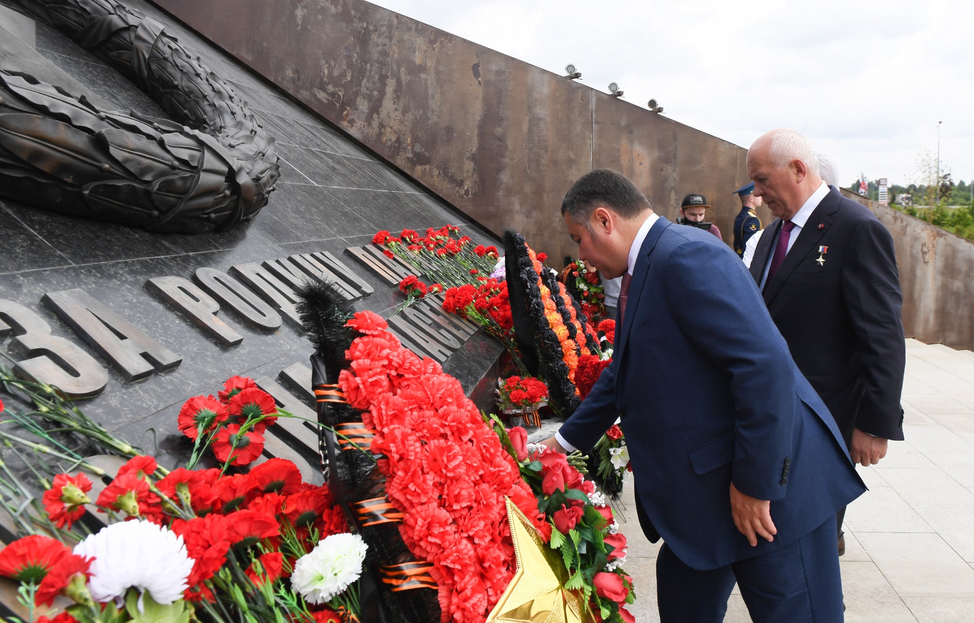 Игорь Руденя, Сергей Чемезов и Владимир Васильев возложили цветы к Ржевскому мемориалу Советскому солдату