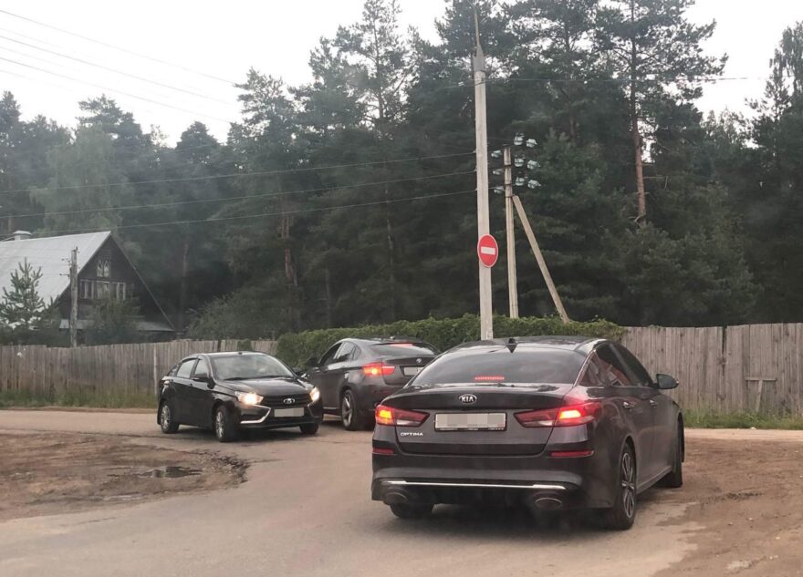 Под Тверью местные и заезжие водители выясняют отношения из-за "кирпича" Под Тверью местные и заезжие водители выясняют отношения из-за "кирпича"