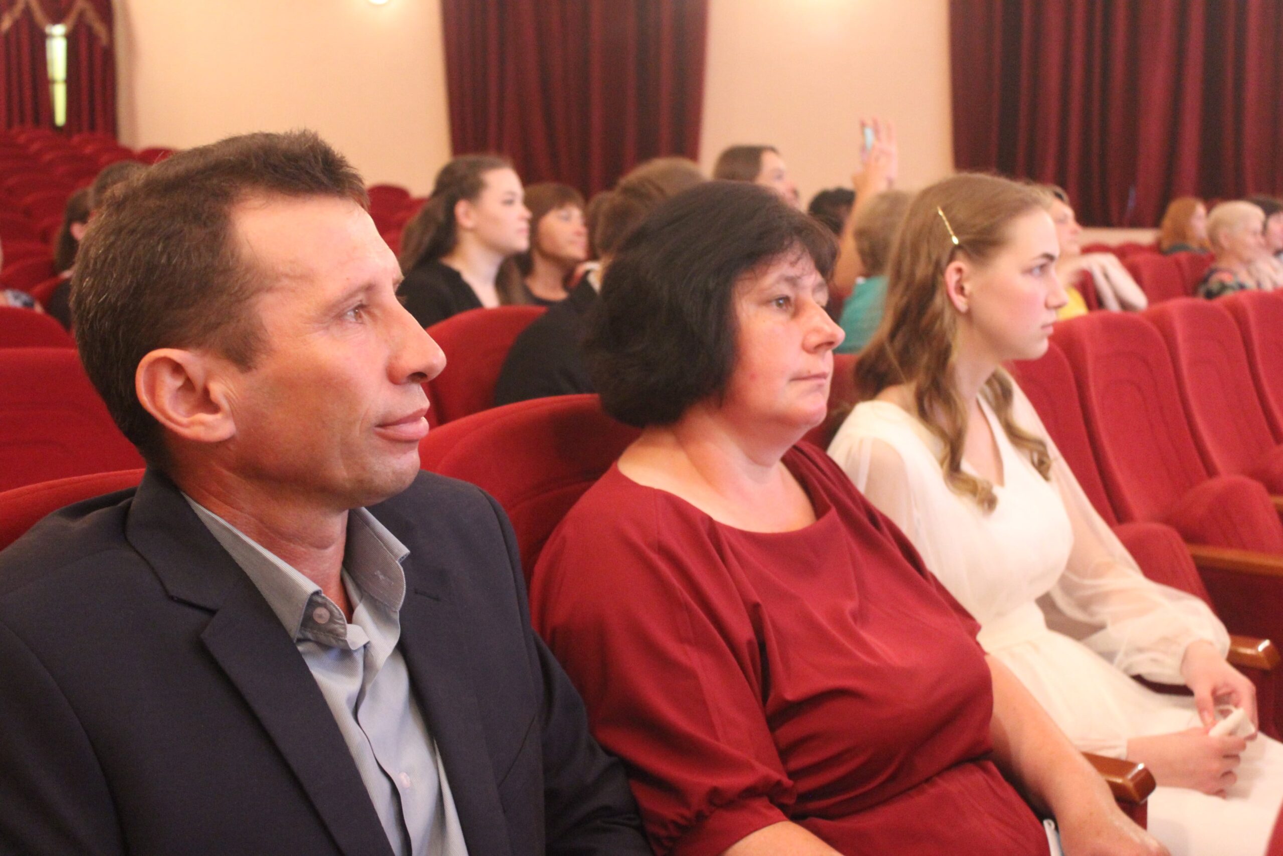 Семнадцать выпускников из Бологовского района окончили школу с медалями