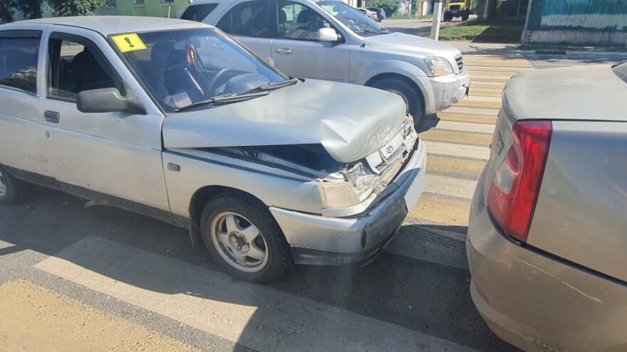Женщина на зебре попала под колёса машины в Твери из-за начинающего водителя Женщина на зебре попала под колёса машины в Твери из-за начинающего водителя
