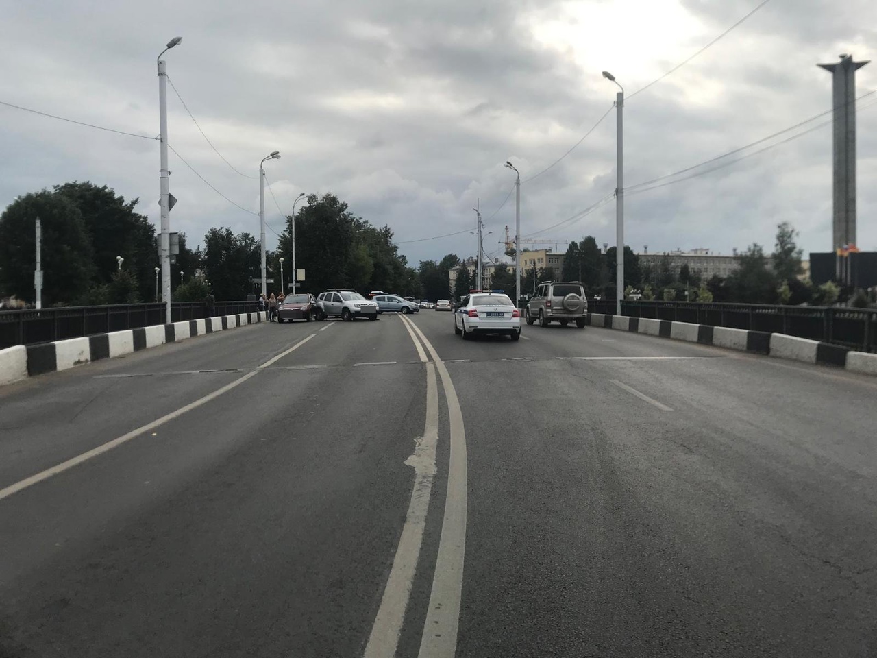 Четыре машины столкнулись на мосту в Твери, есть пострадавший
