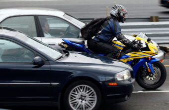 Тверским мотоциклистам могут запретить ездить между рядами машин