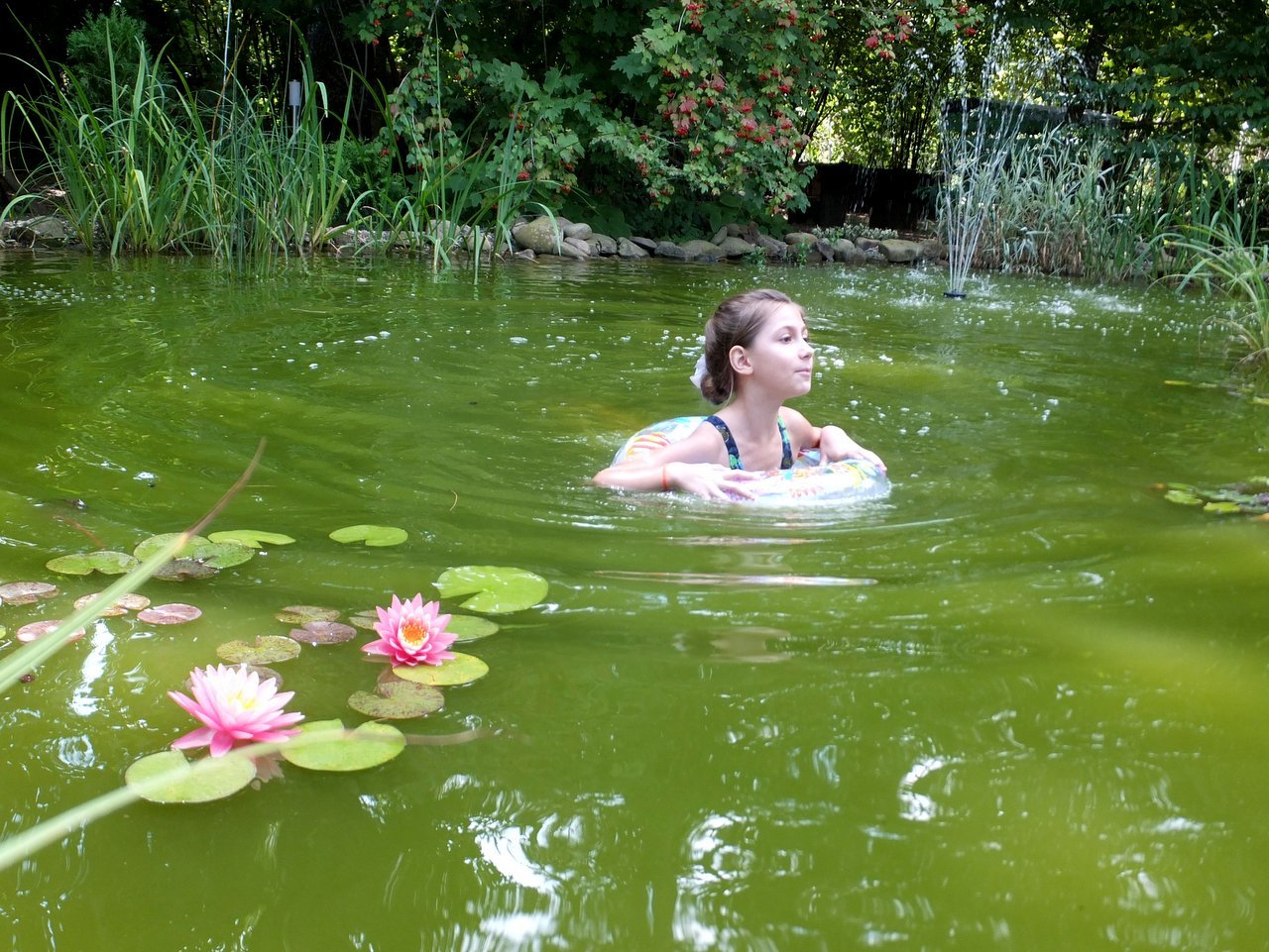 Сельская вода. Купание в водоемах. Купаются в пруду. Пруд для купания. Девушка купается в пруду.