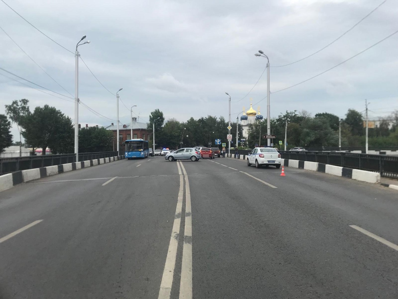 Четыре машины столкнулись на мосту в Твери, есть пострадавший