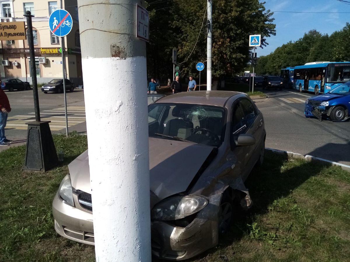 В Твери иномарка столкнулась с 