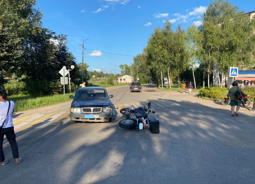 На перекрёстке в Тверской области столкнулись «Волга» и BMW На перекрёстке в Тверской области столкнулись «Волга» и BMW
