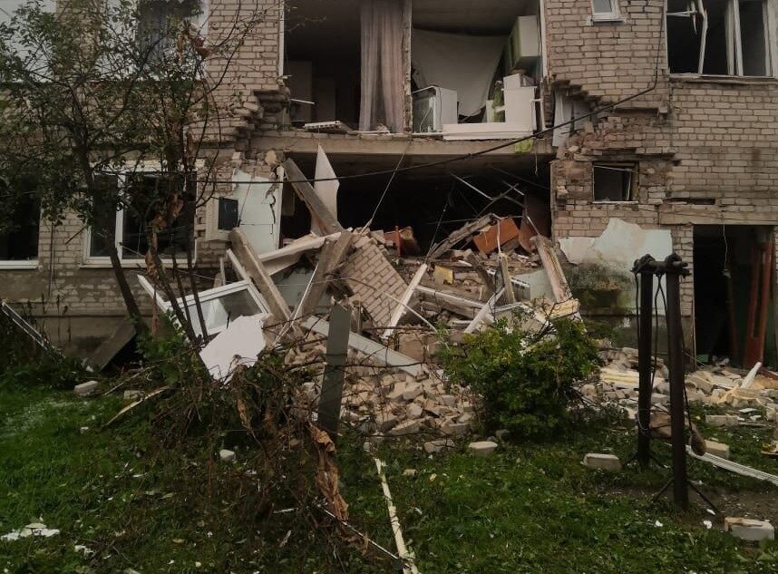 В Тверской области следователи осматривают дом, где пострадали люди В Тверской области следователи осматривают дом, где пострадали люди