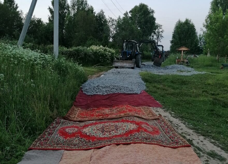 Москвичи коврами ремонтируют дорогу в тверской деревне и борются с трактористом Москвичи коврами ремонтируют дорогу в тверской деревне и борются с трактористом