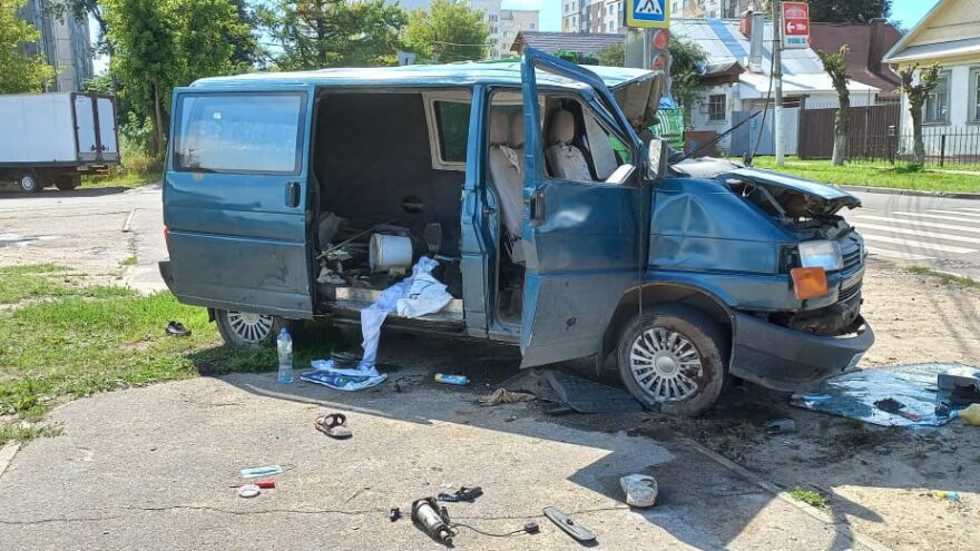 Водитель микроавтобуса переломал рёбра в аварии на перекрестке в Твери Водитель микроавтобуса переломал рёбра в аварии на перекрестке в Твери