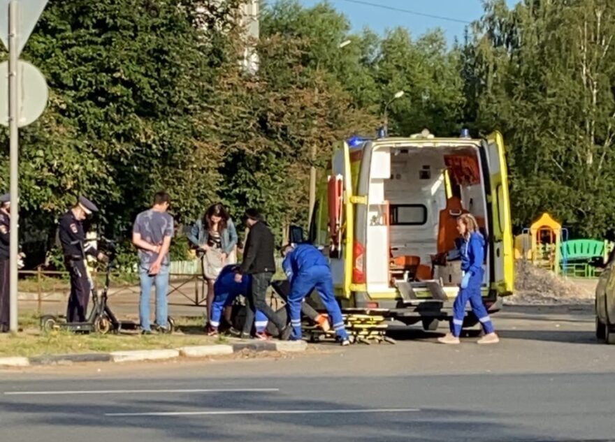 В Твери сбили "электросамокатчика": пришлось вызывать скорую В Твери сбили "электросамокатчика": пришлось вызывать скорую