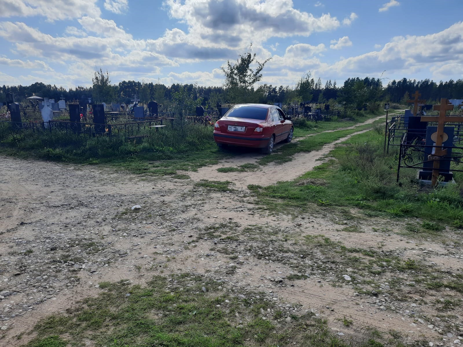 Женщина попала под колёса иномарки на кладбище в Тверской области | ТОП  Тверь новости