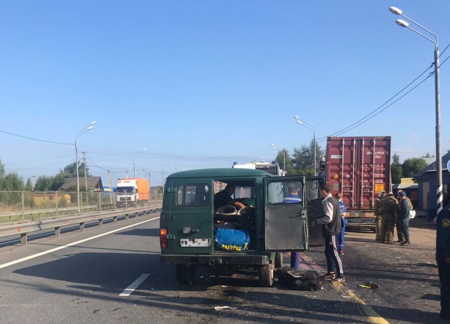 УАЗ "догнал" грузовик на М-10 в Тверской области, трое пострадали УАЗ "догнал" грузовик на М-10 в Тверской области, трое пострадали