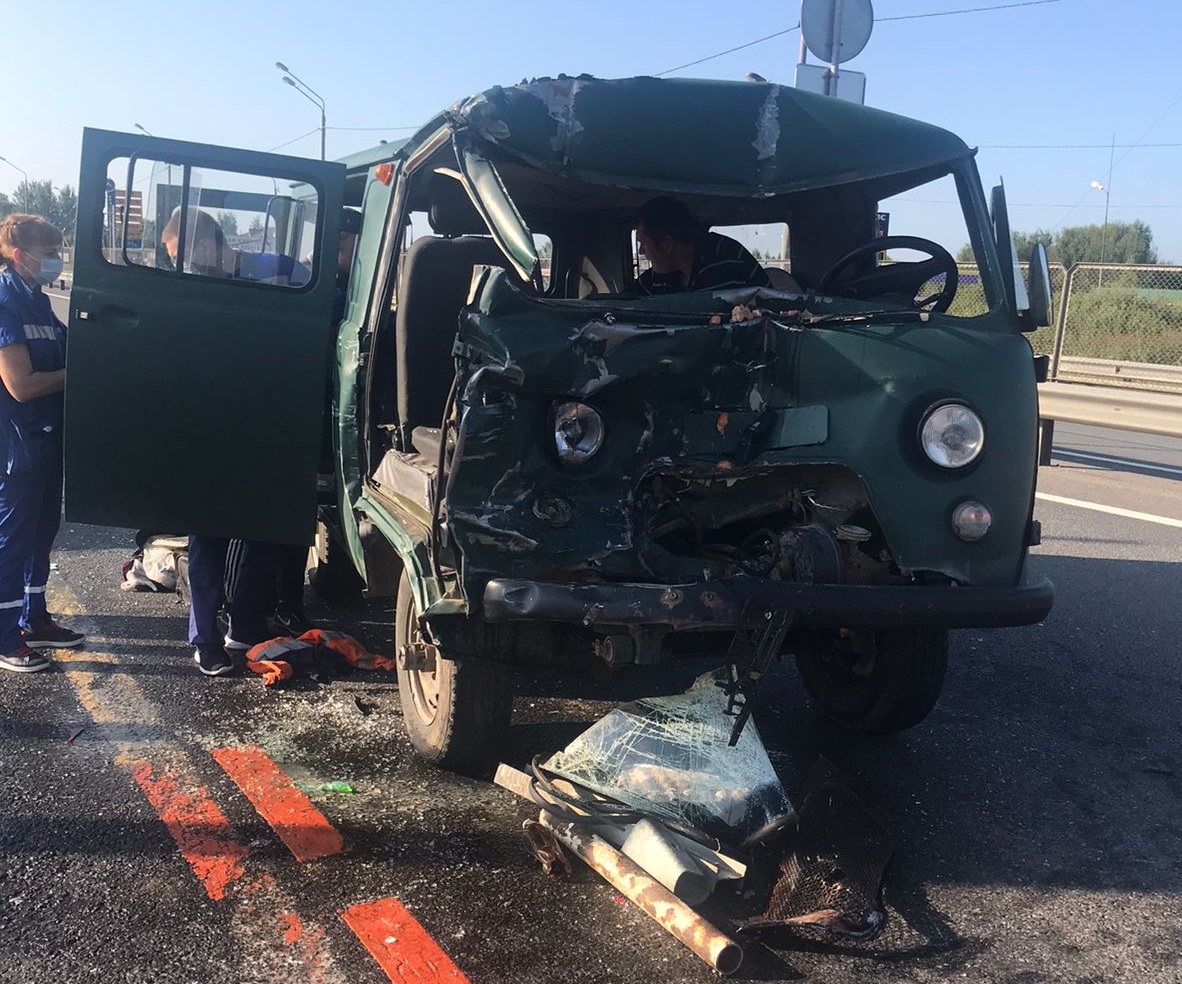 УАЗ "догнал" грузовик на М-10 в Тверской области, трое пострадали