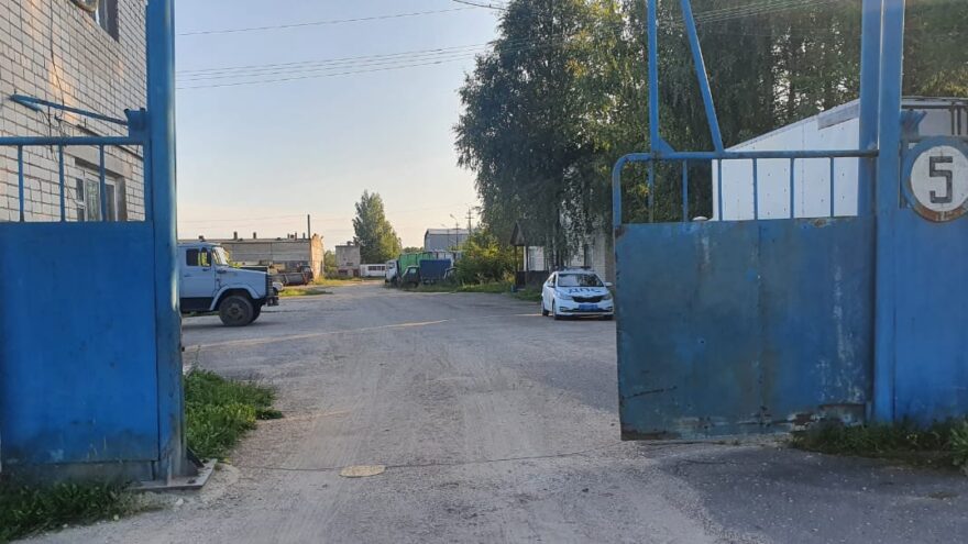 Водитель мопеда не заметил трос на выезде с предприятия в Тверской области Водитель мопеда не заметил трос на выезде с предприятия в Тверской области