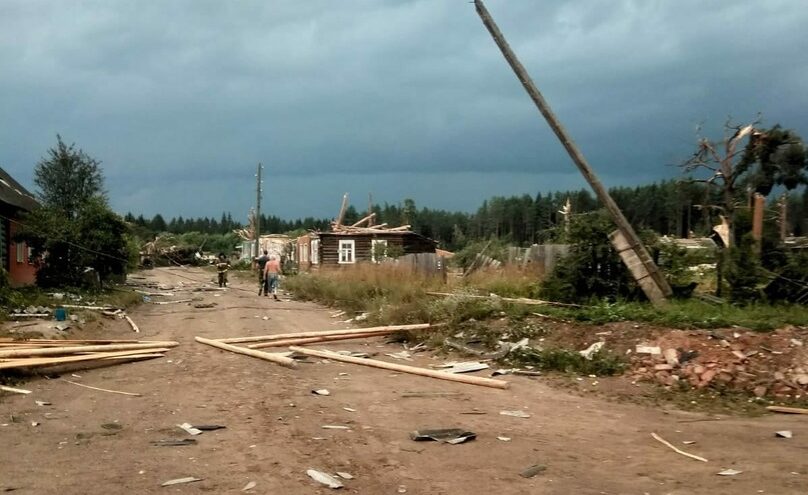 Оленинские экстренные службы помогали ликвидировать последствия урагана в Андреаполе Оленинские экстренные службы помогали ликвидировать последствия урагана в Андреаполе