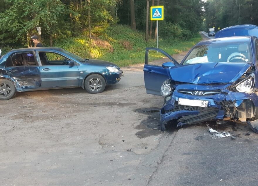 Две иномарки не поделили дорогу под Тверью, есть пострадавший Две иномарки не поделили дорогу под Тверью, есть пострадавший