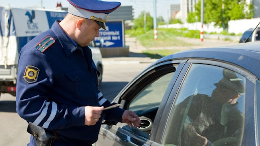 В Тверской области мужчина показал инспектору фальшивку вместо прав В Тверской области мужчина показал инспектору фальшивку вместо прав
