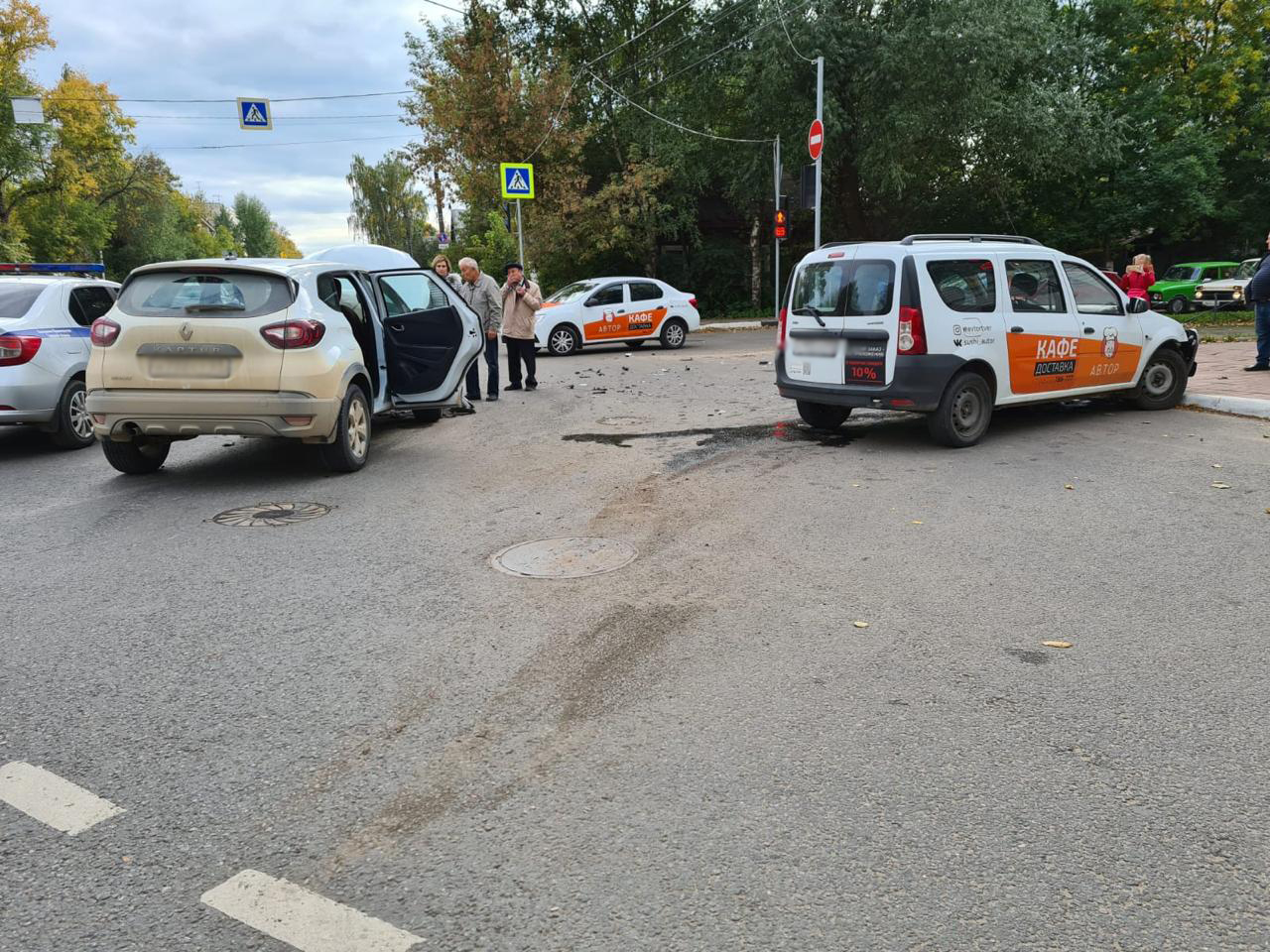 В Твери иномарка при повороте столкнулась с "Ладой", есть пострадавшие
