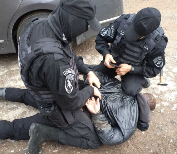 В Тверской области силовики задержали курьера, который делал "закладки" с гашишем В Тверской области силовики задержали курьера, который делал "закладки" с гашишем