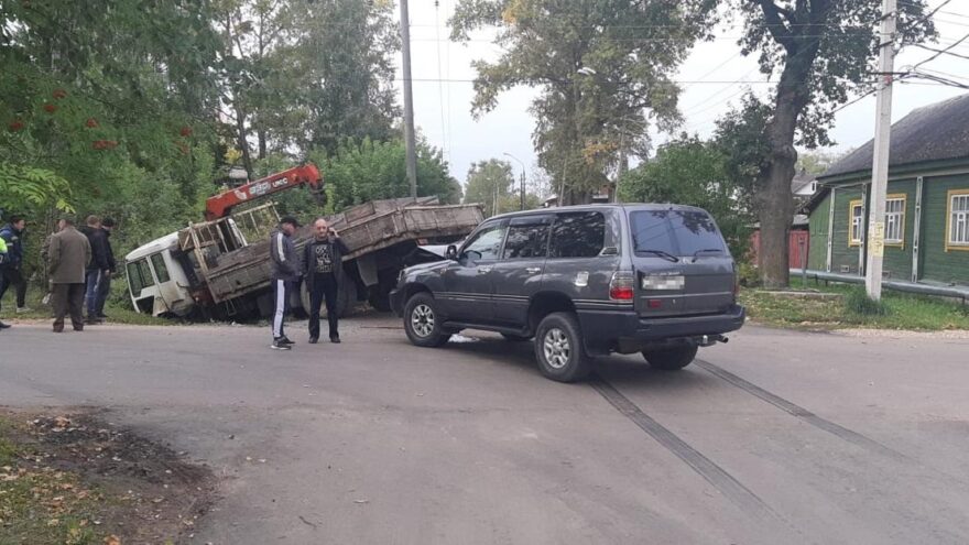 В Тверской области столкнулись внедорожник и автомобиль с краном-манипулятором В Тверской области столкнулись внедорожник и автомобиль с краном-манипулятором