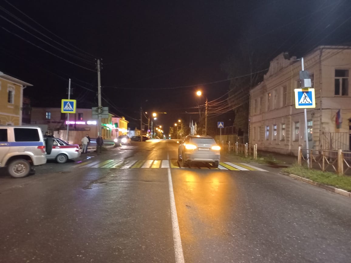 Лексус сбил молодого мужчину на пешеходном переходе в Тверской области